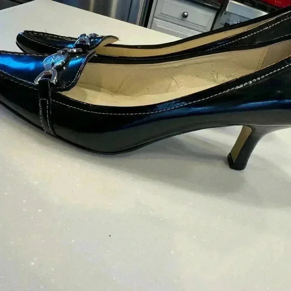 Anne Klein black leather kitten heel shoes with silver emblem size 7.5 - Picture 4 of 10